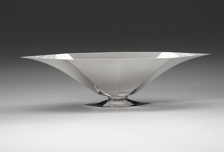 A Wiwen Nilsson 900/1000 silver bowl, Lund 1934.