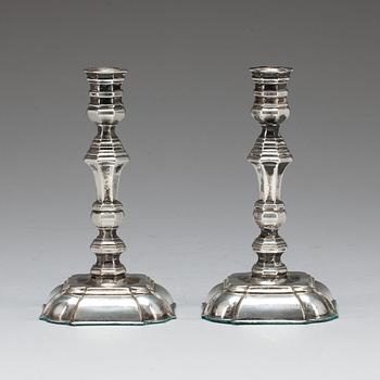 LJUSSTAKAR, ett par. Barockstil, pläter, trol. Österrike.