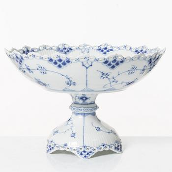 Royal Copenhagen, Bowl on foot, "Musselmalet Helblonde", Denmark, 1979-83.