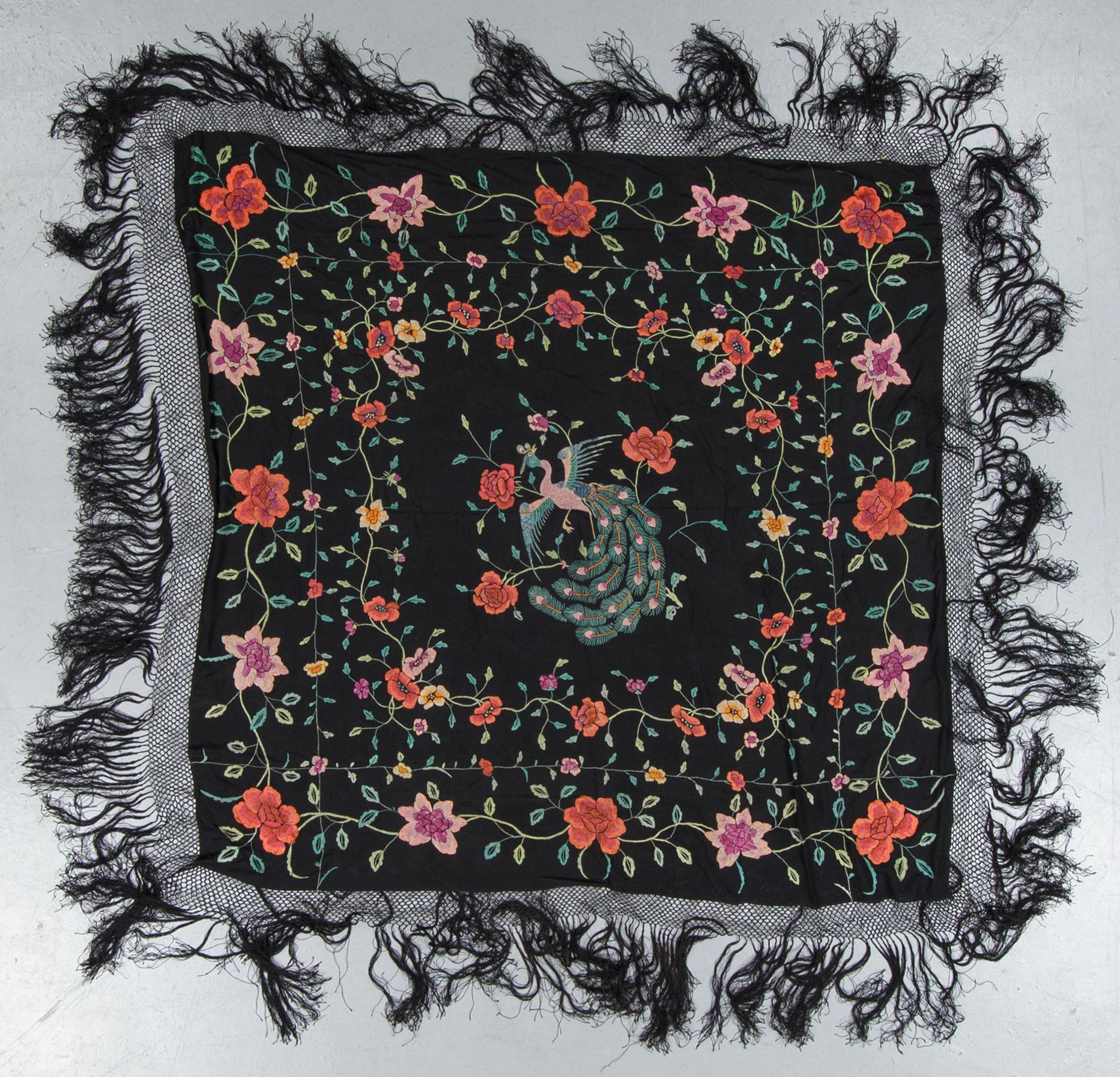 A shawl/A grand piano cover, silk, ca 145 x 147 cm plus fringes, China first half of the 20th century.