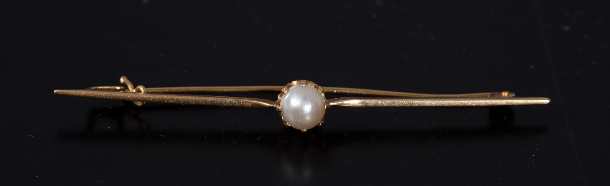 BROSCHNÅL, 18 K guld med pärla, 1923.