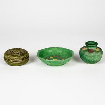 A set with a bisquit box with cover, a jar and a dish, Qing dynasty.