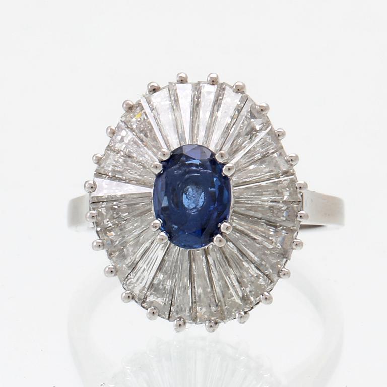 Ring in 18K white gold with an oval faceted sapphire and baguette-cut diamonds.