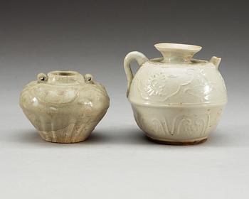 A set of two white glazed small urns, Yuan (1271-1368) and Ming dynasty (1368-1644).