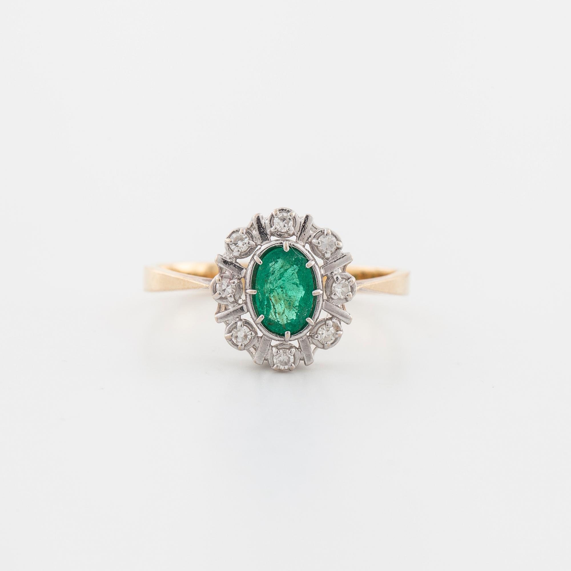 RING, med smaragd samt åttkantslipade diamanter, importstämplad.
