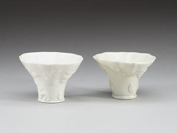 VINOFFERBÄGARE, två stycken, blanc de chine. Qing dynastin, Kangxi (1662-1722).