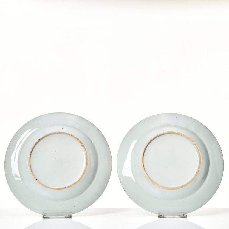A blue and white dish and four plates, Qing dynasty, Kangxi (1662-1722).