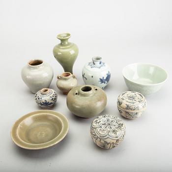 A set of 10 Southeast Asian vases and bowls, 16th/19th century.