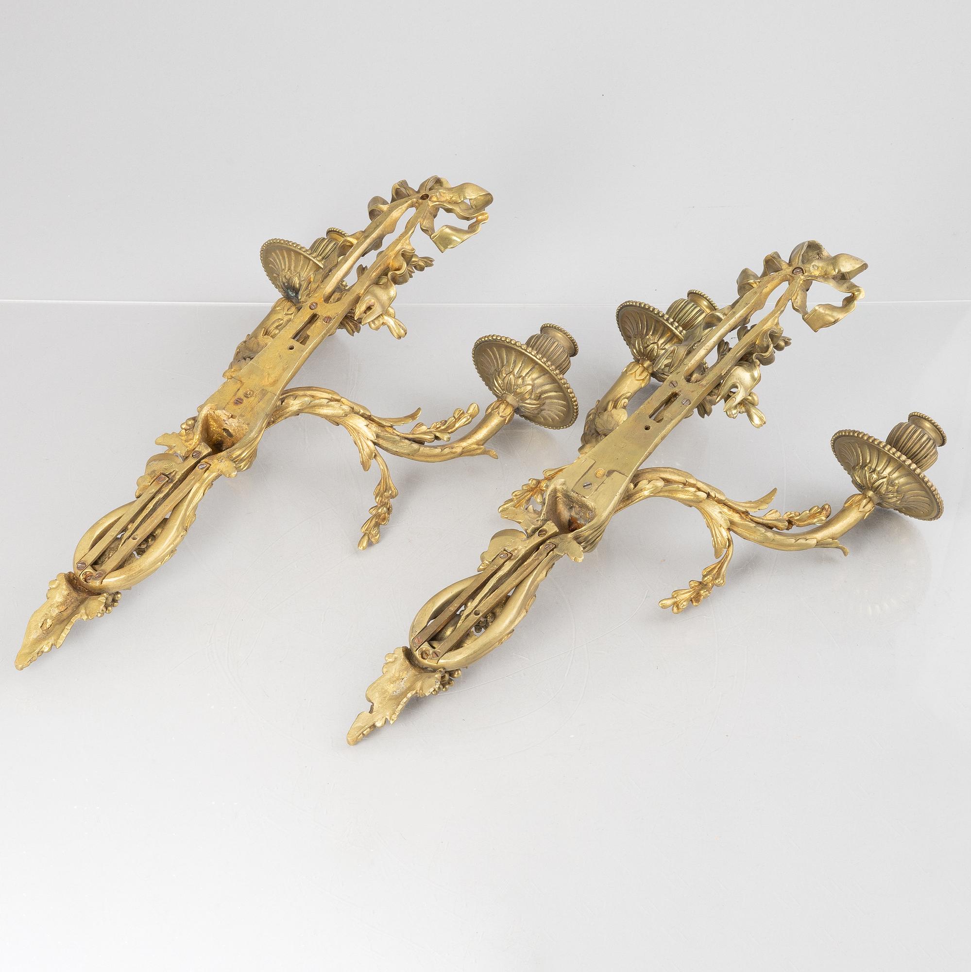 A pair of wall lights, Louis XVI style, early 20th century.