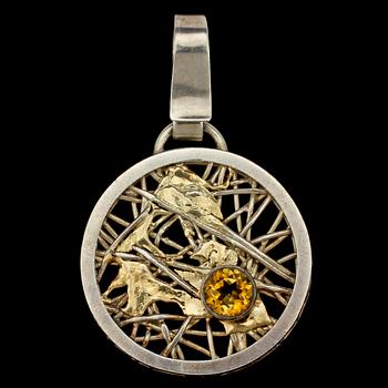 HÄNGE, sterlingsilver samt fasettslipad citrin, Anders Högberg, Göteborg, 1976. Vikt 22 g.