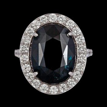 1275. RING, blå fasettslipad safir, 10,82 ct och briljantslipade diamanter, tot. 1.64 ct.