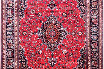 A Kashan carpet, c. 358 x 244 cm.