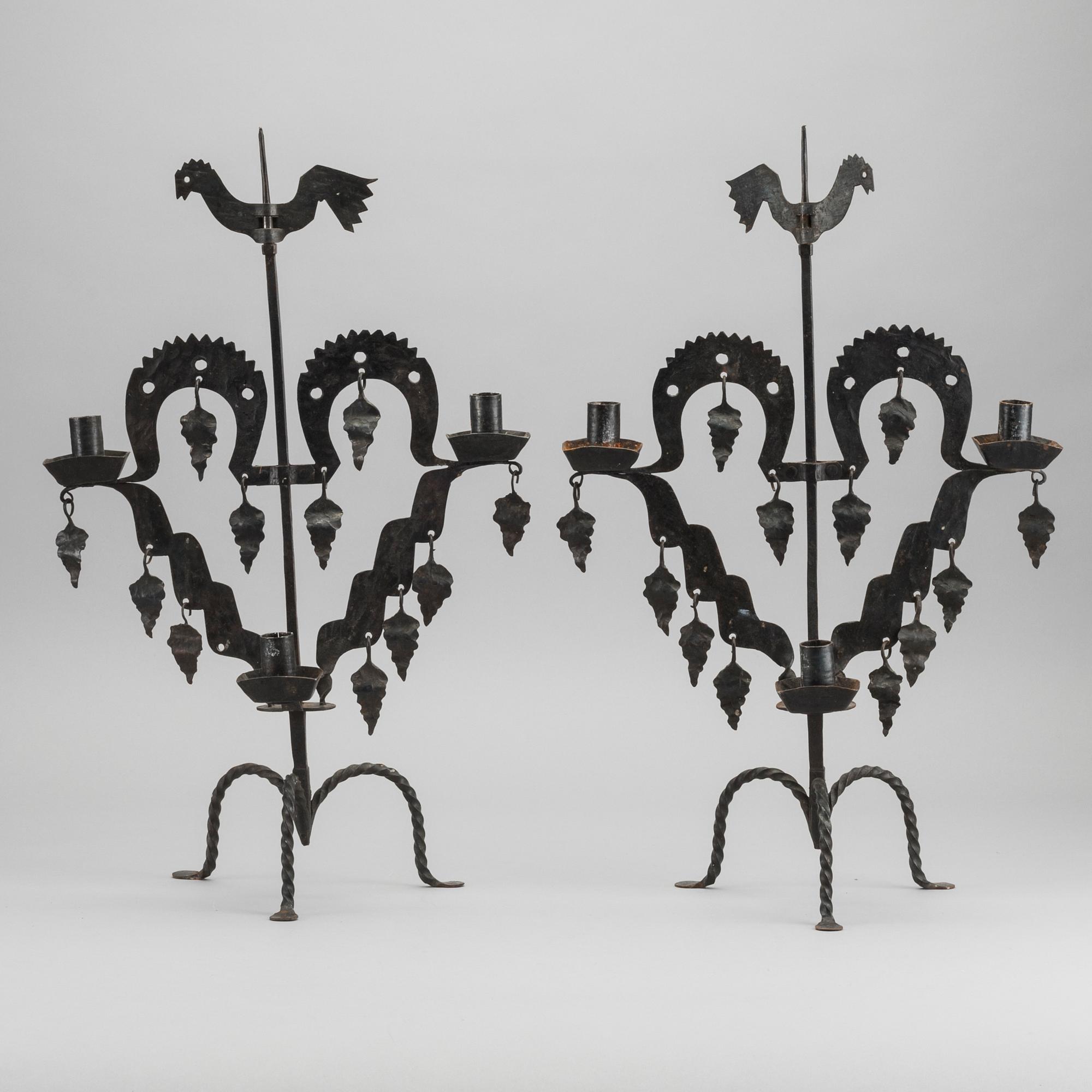 KANDELABRAR , 2 st  smide, "Tuppljusstake" Design Gustaf Ancarkrona, Käck & Hedbys, Leksand.