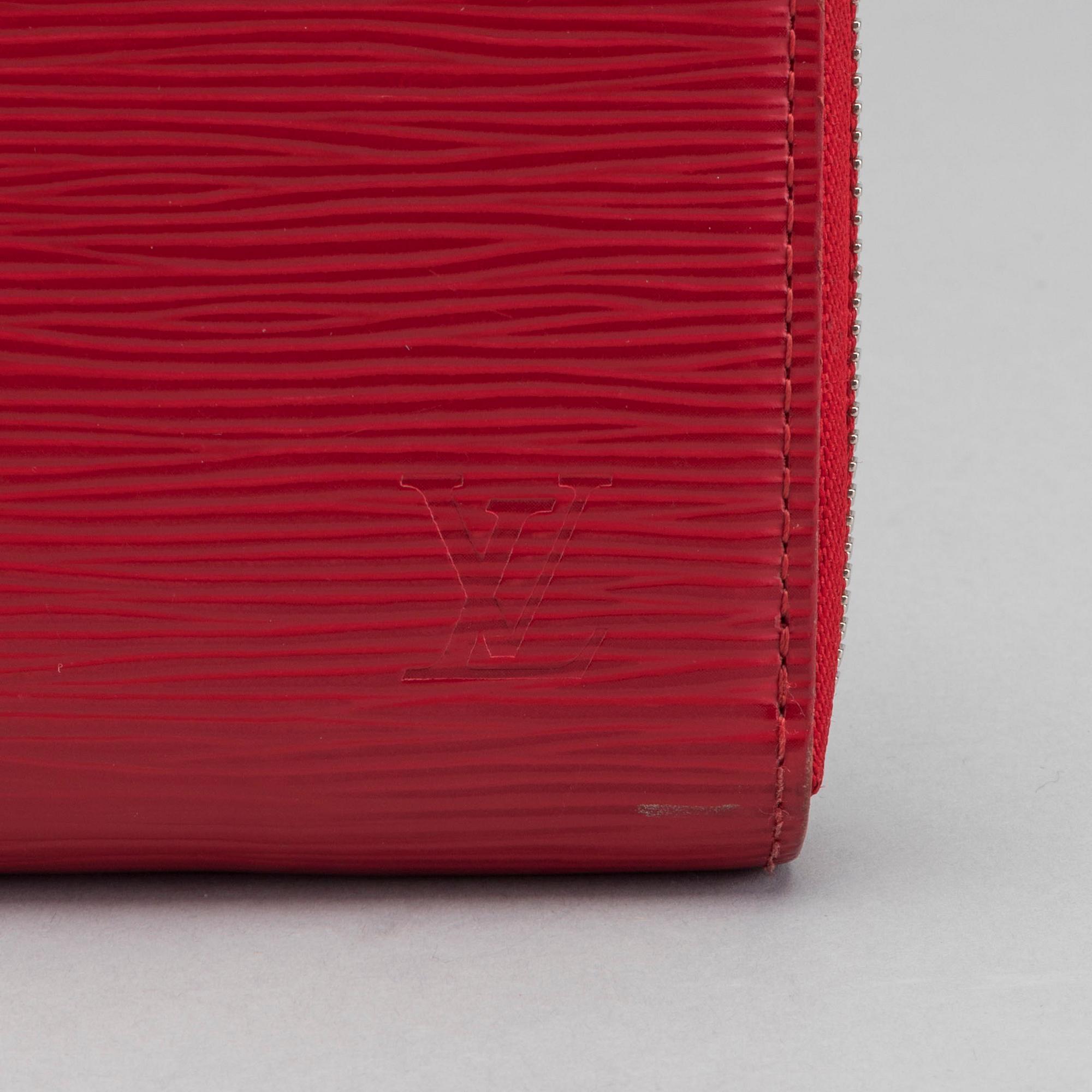 A Louis Vuitton zippy wallet.