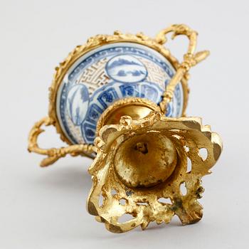 SKÅL PÅ FOT, brons och porslin, orientalisk 1700-/1800-tal.