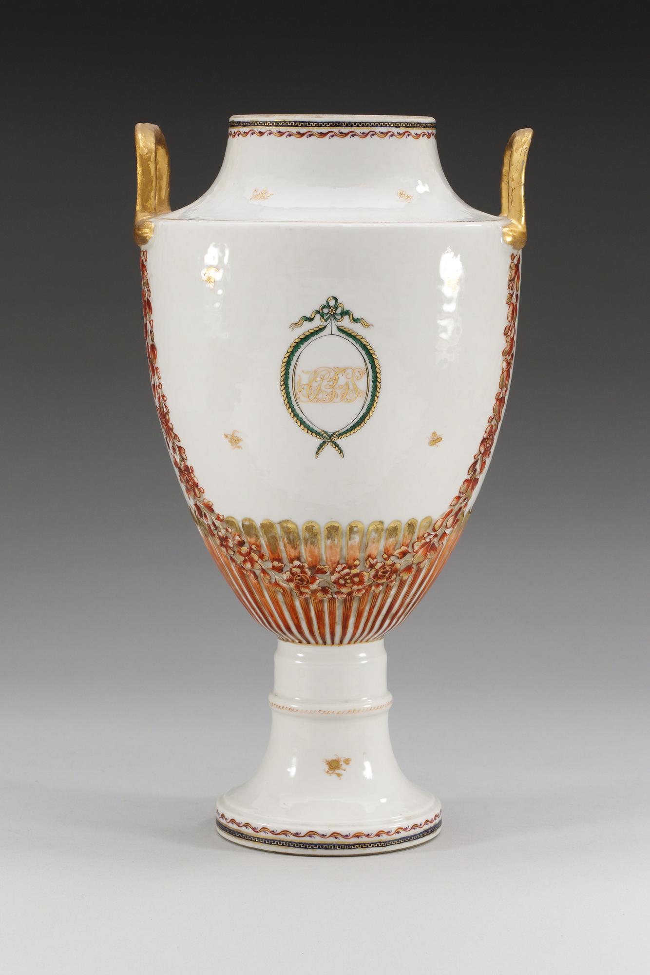 VAS, porslin. Qing dynastin, Jiaqing (1796-1820).