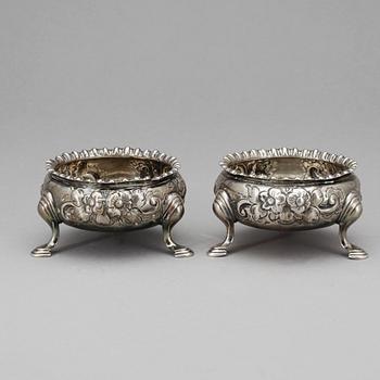 SALTKAR, ett par, silver, otydlig mästare, London, England, 1700-tal. Vikt 134g.