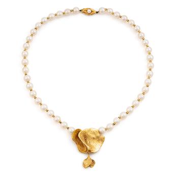 548A. Collier med hänge/lås Ole Lynggaard 18K guld med odlade pärlor.