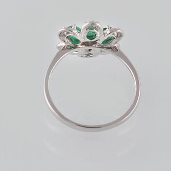 RING, 18K vitguld med briljantslipade diamanter ca 0.14 ct samt ovalslipade smaragder ca 1.03 ct. Vikt 3,1 gram.