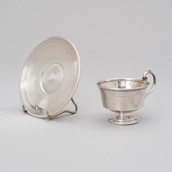 KAFFEKOPP MED FAT, silver, Claude Doutre Roussel, Paris, Frankrike. Tot vikt 138 g.