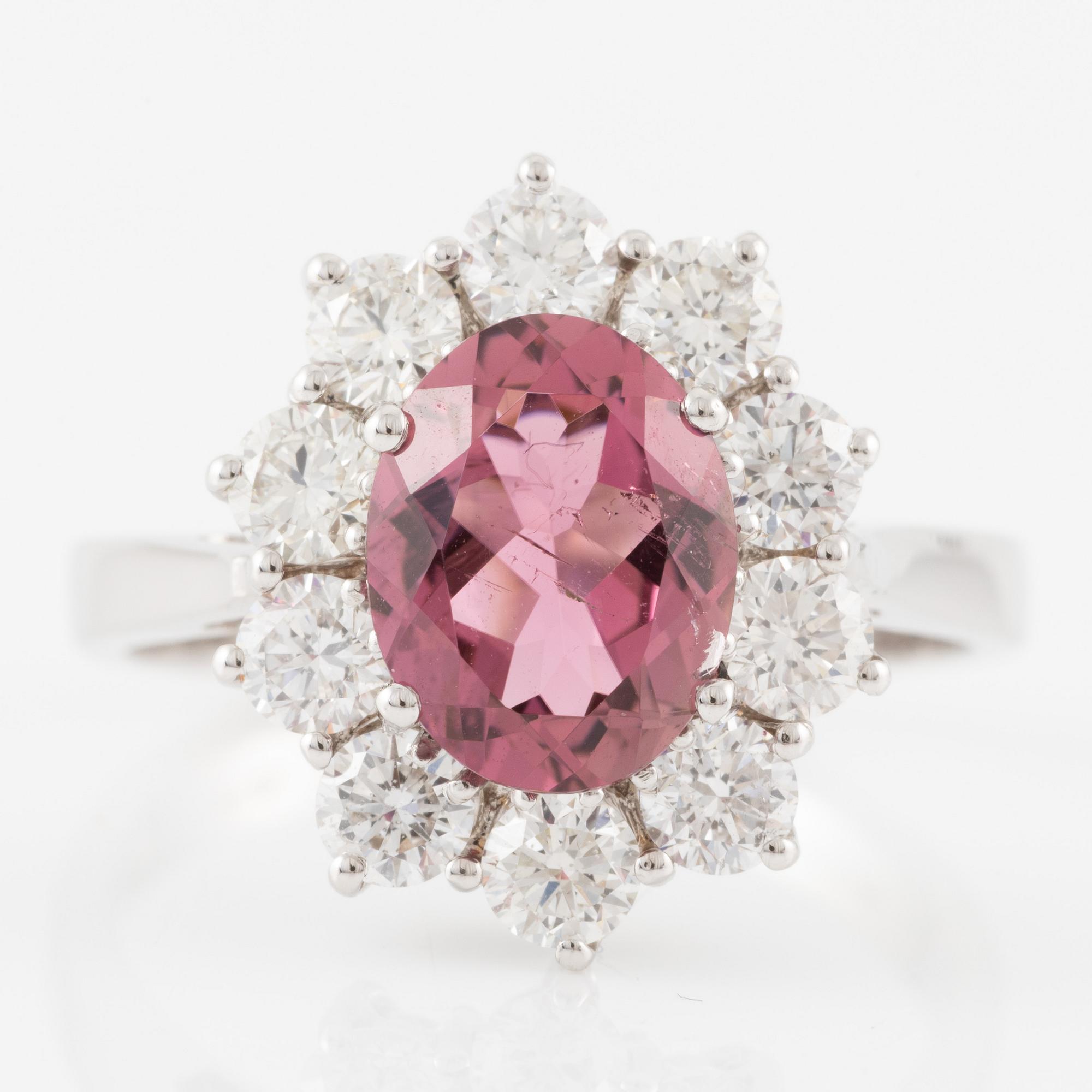 Ring 18K white gold with pink garnet and brilliant-cut diamonds.