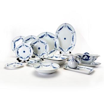 A Danish 98 pcs Bing & Gröndahl porcelain service from the latter part of the 20th century.