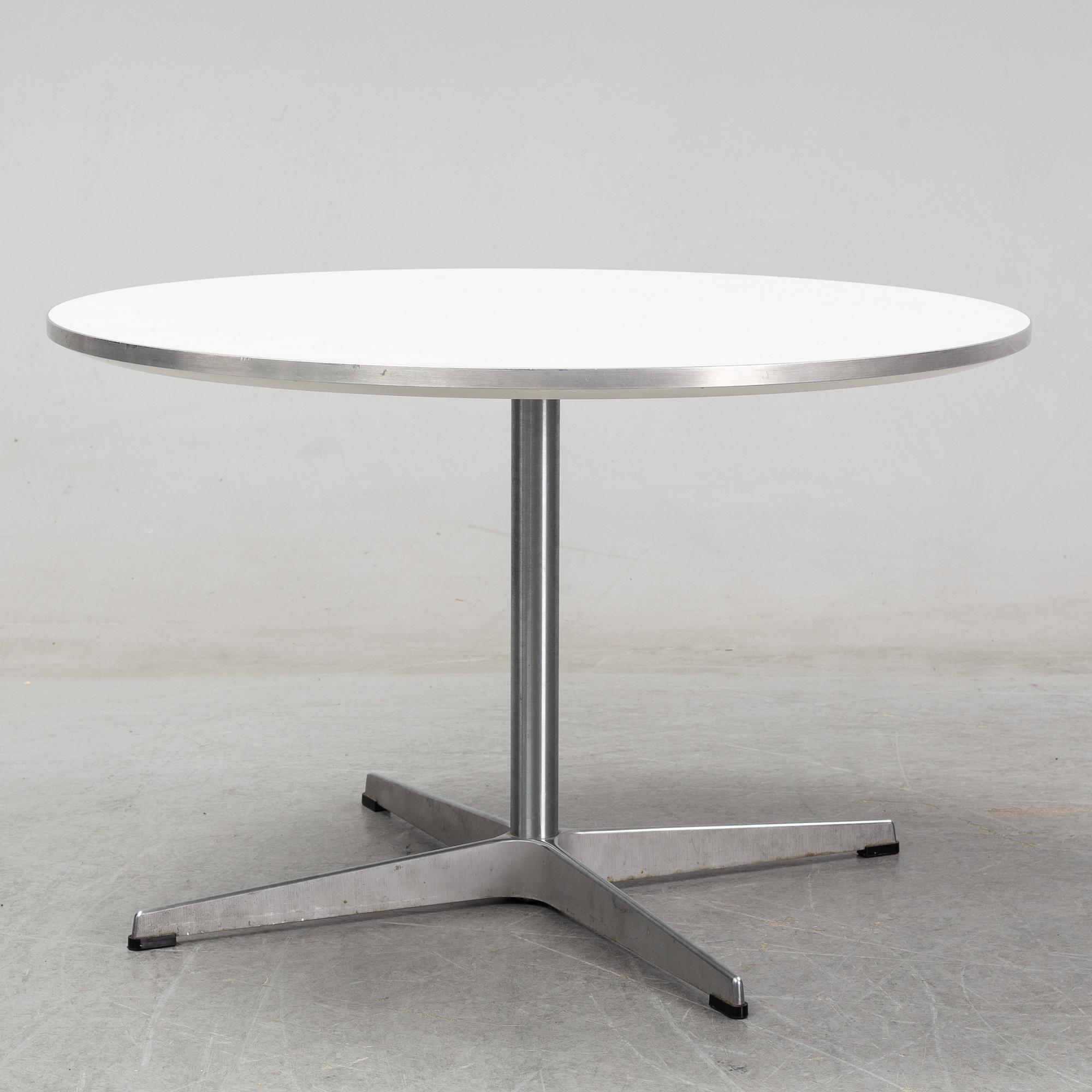 Arne Jacobsen, Piet Hein, Bruno Mathsson, bord, "Cirkulär", Fritz Hansen, 2004, formgivet 1968.