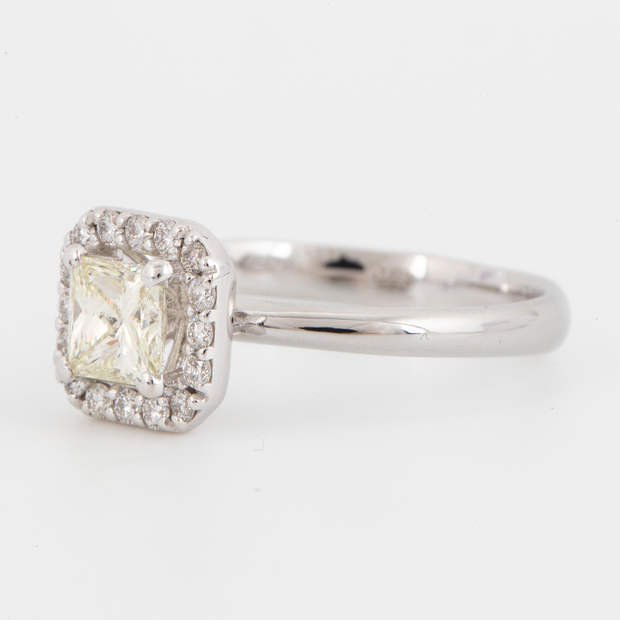 RING, med prinsesslipad diamant och briljanter.