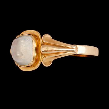 RING, 18 k guld. 1959 med vit sten. Total vikt ca 3 gram.