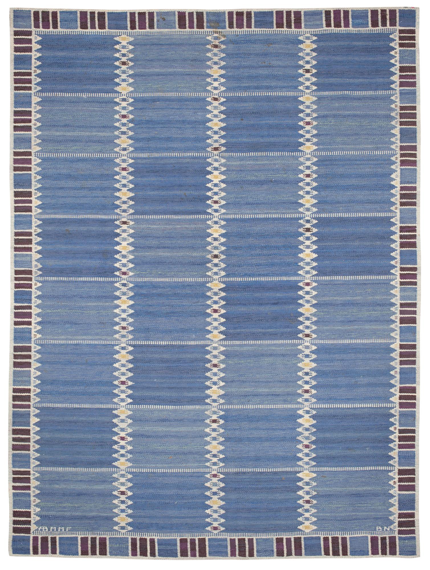 CARPET. "Salerno blå med enkel bård". Flat weave (Rölakan). 272 x 202,5 cm. Signed AB MMF BN.