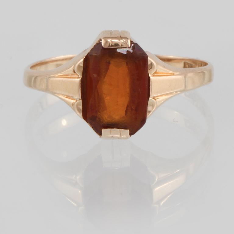 RING, 18K guld med fasettslipat glas, utländska stämplar. Vikt 2,1 gram.