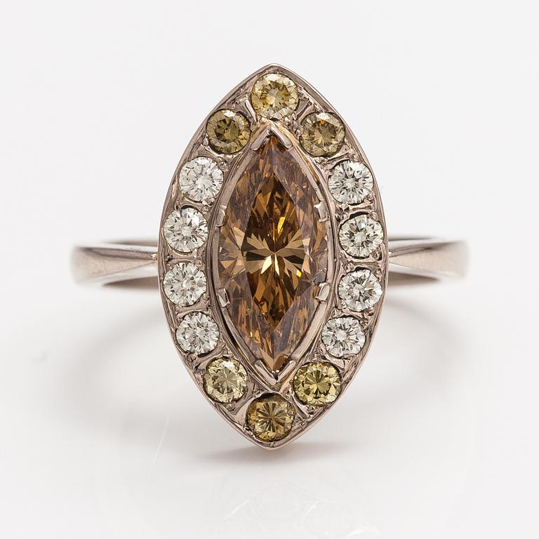 Ring, 14K vitguld, navettslipad diamant ca 1.32 ct och briljantslipade diamanter 0.63 ct tot enl gravyr. Finland.