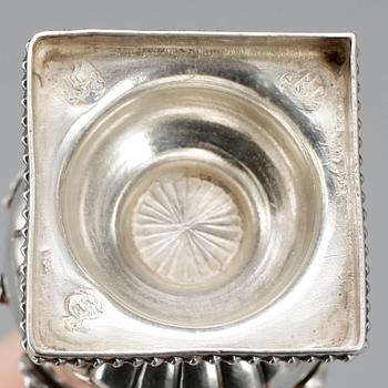 STRÖARE, ett par snarlika, silver, oidentifierade stämplar, omkring 1900. Vikt ca 110g.