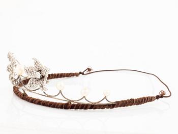 A tiara/brooch combination.