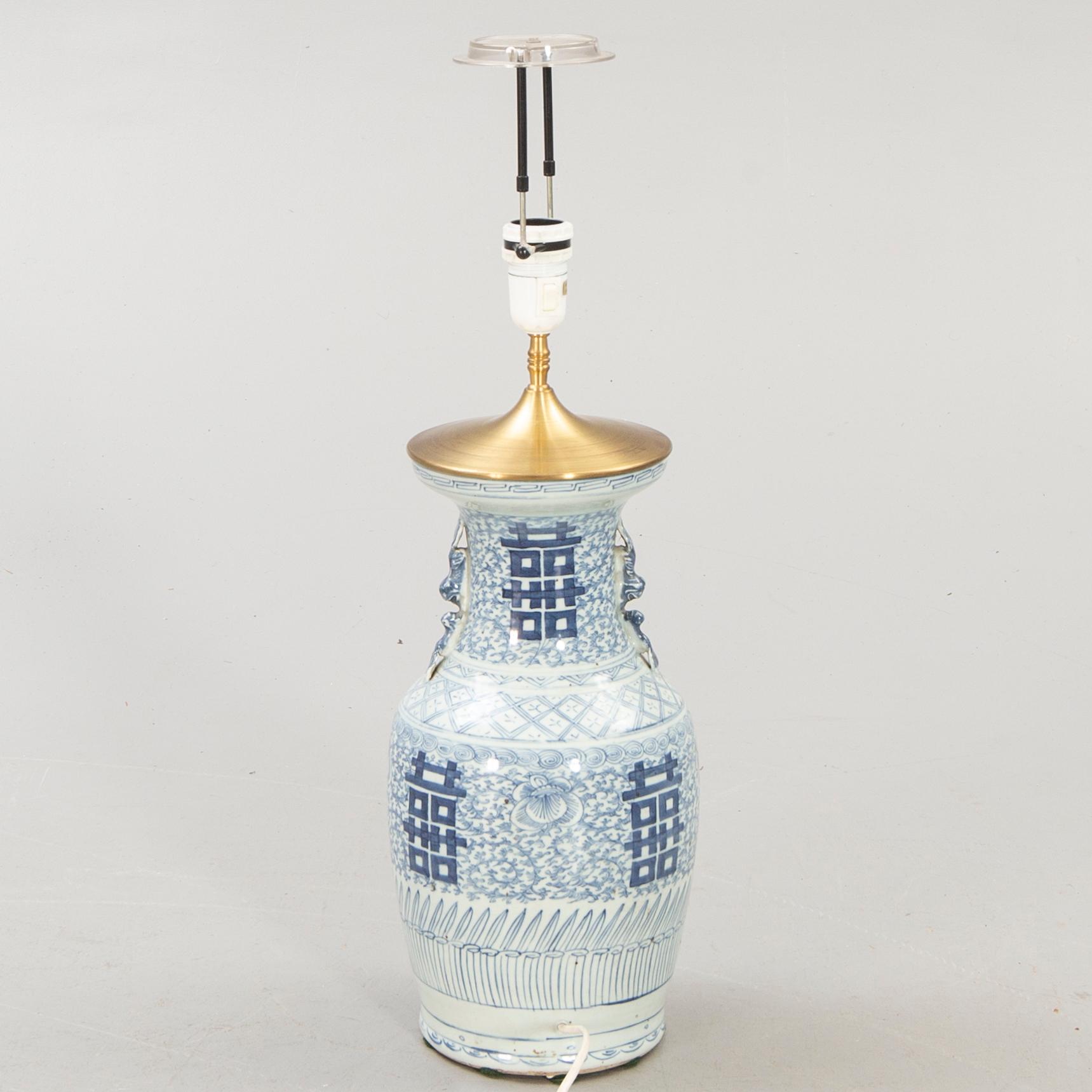 A Chinese porcelain table lamp around 1900.