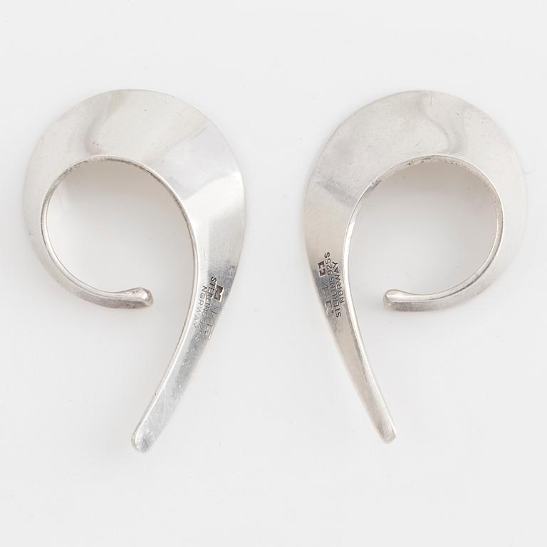 TONE VIGELAND, ett par 'Slynge – Sling' örhängen, sterlingsilver.