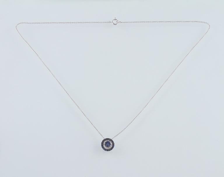 HÄNGE, 18K vitguld med baguettslipade diamanter ca 0.13 ct samt fasettslipade blå safirer ca 0.35 ct. Vikt 2,8 gram.