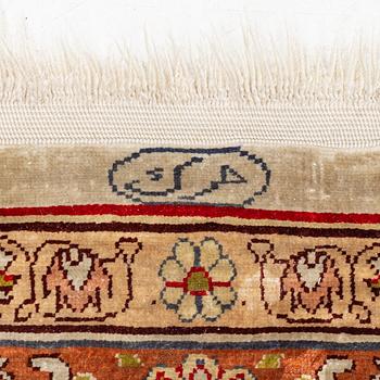 Mattor, 2 st, silke Hereke, ca 87 x 60 resp ca 90 x 60 cm.