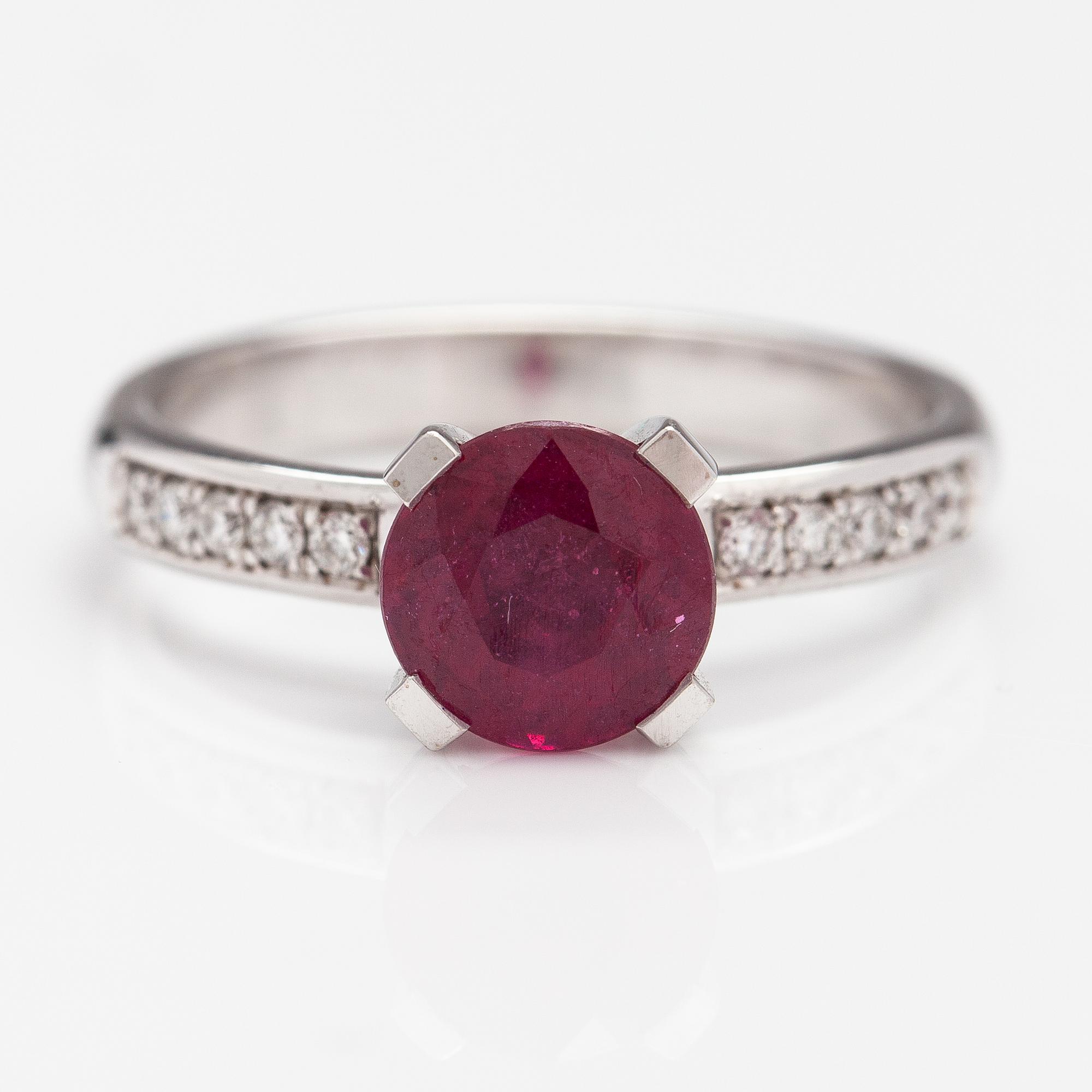 SORMUS, 14K valkokultaa, lyyijylasikäsitelty rubiini n. 1.82 ct ja timantteja n.0.15 ct yht.