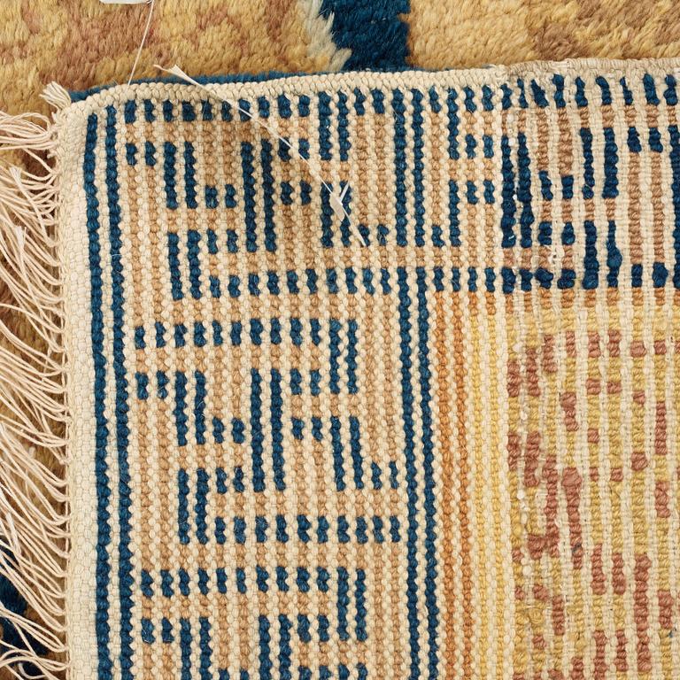 RUGS, 1 PAIR. Antique Ningxia. 125 x 68,5 and 127,5 x 68,5 cm. China late Qing dynasty.