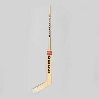 PELLE LINDBERGS MÅLVAKTSKLUBBA, med autografer från svenska landslaget Tre Kronor. Bland annat Pelle Lindbergh.