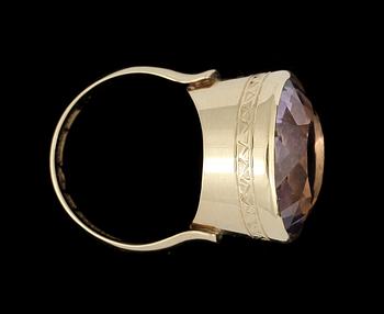 RING, guld 18K, ametist, Gustaf Dahlgren & Co, Malmö 1961. Vikt ca 9 gram.