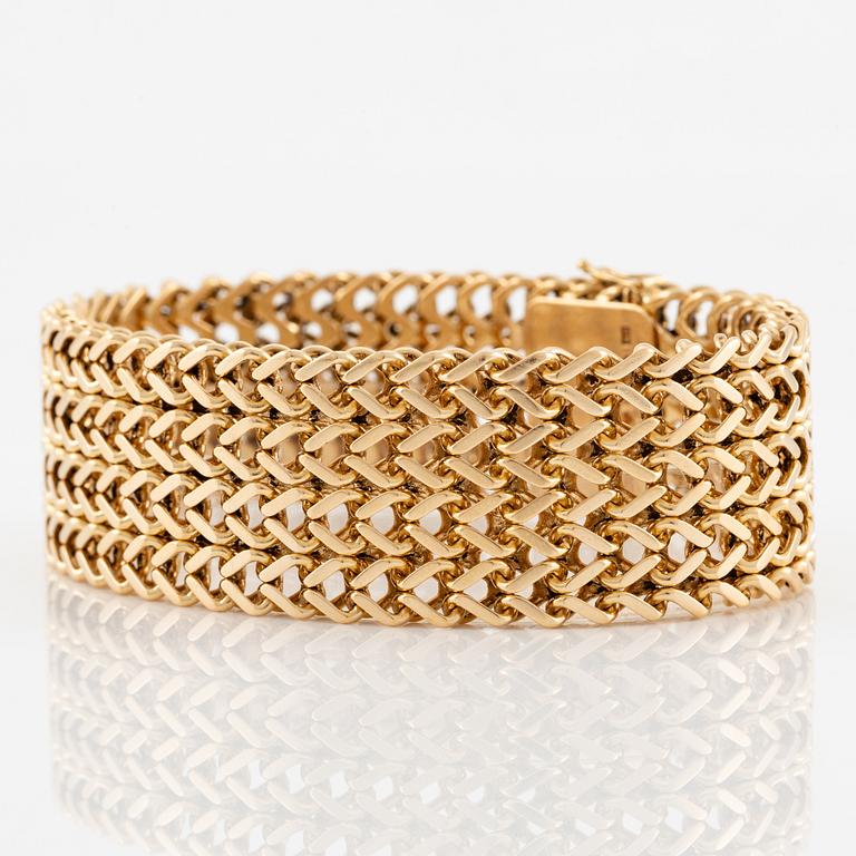 A bracelet in 18K gold.