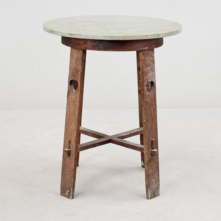 BORDSSKIVA med bord, kolmårdsmarmor, 1900-tal.