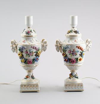 BORDSLAMPOR, 1 par, porslin, Dresden, 1900-talets mitt.