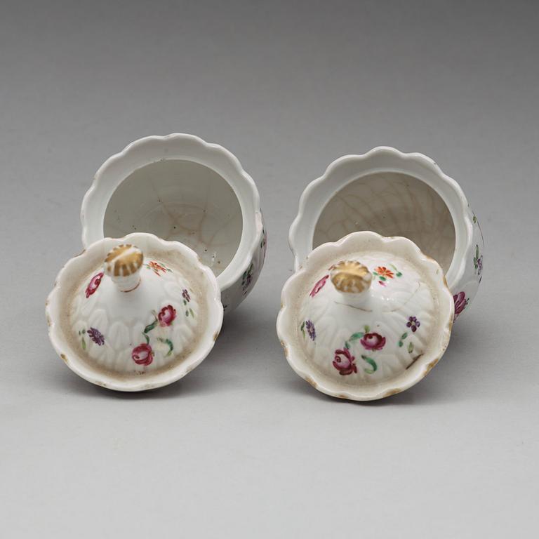 A pair of famille rose custard cups with covers, Qing dynasty, Qianlong (1736-95).