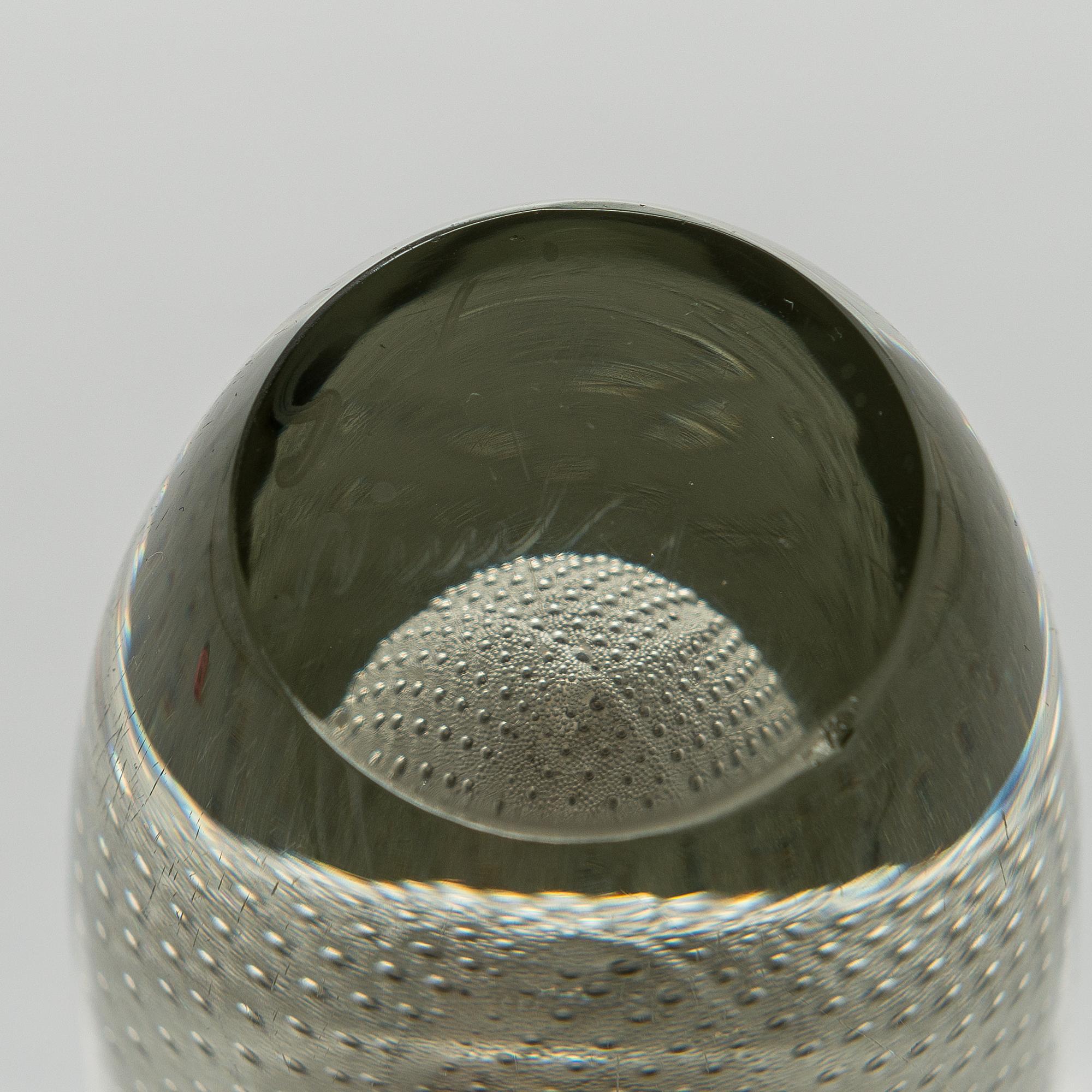 GUNNEL NYMAN, A glass vase signed G. Nyman Nuutajärvi Notsjö. Mid 20th century.