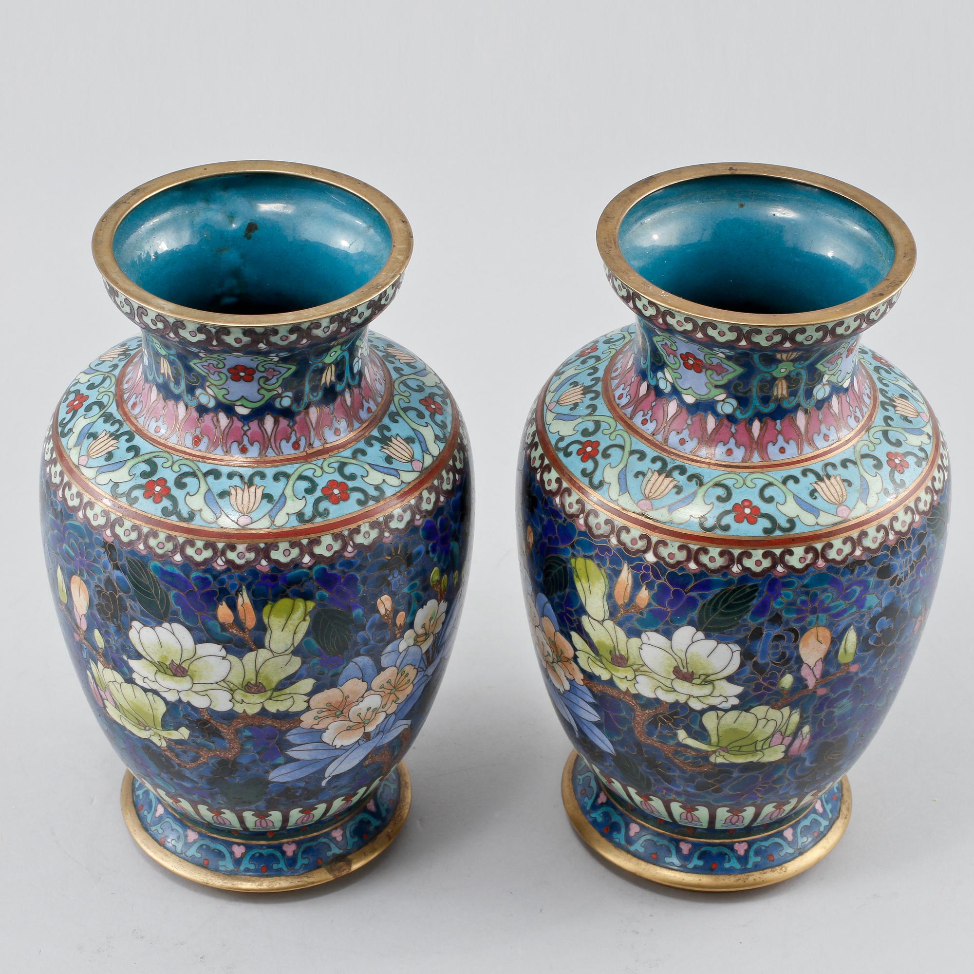 VASER, ett par, cloisonné, 1900-talets andra hälft.