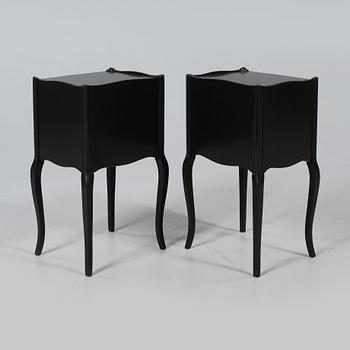 SÄNGBORD, ett par, rokokostil, 1900-talets andra hälft.