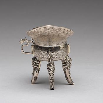 VINOFFERKÄRL, silver. Qingdynastin, 1800-tal med inskription.